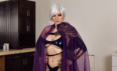 Kenzie Taylor in Soulcaliber VI Ivy Valentine from VR Cosplay X