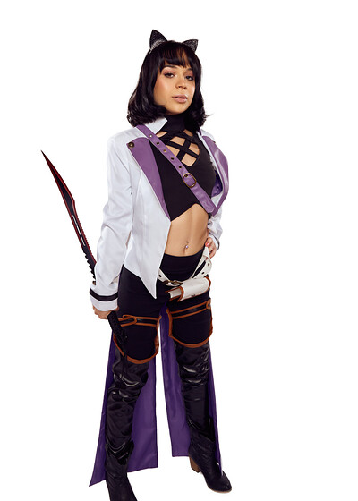 Aria Valencia in RWBY Blake Belladonna from VR Cosplay X