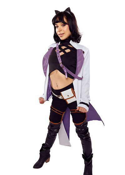 Aria Valencia in RWBY Blake Belladonna from VR Cosplay X