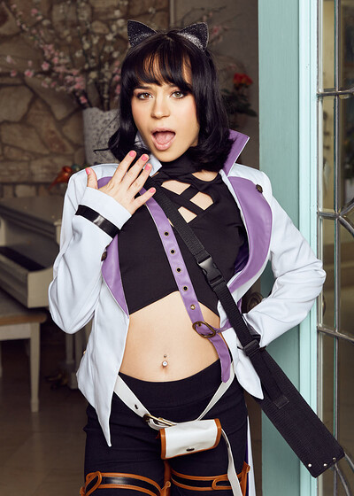 Aria Valencia in RWBY Blake Belladonna from VR Cosplay X