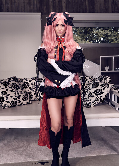 Sarah Sultry in Krul Tepes from VR Cosplay X