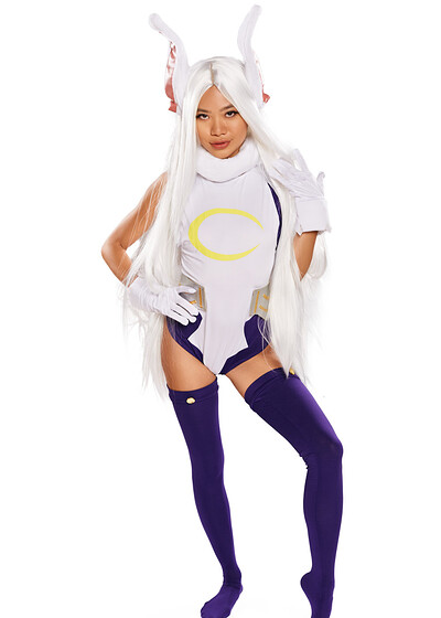 Vina Sky in My Hero Academia Mirko from VR Cosplay X