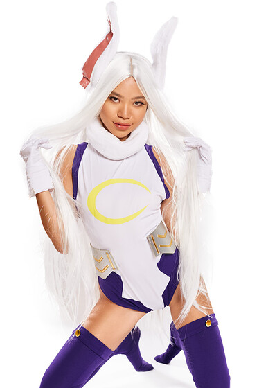 Vina Sky in My Hero Academia Mirko from VR Cosplay X