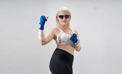 Zazie Skymm in Mortal Kombat Cassie Cage from VR Cosplay X