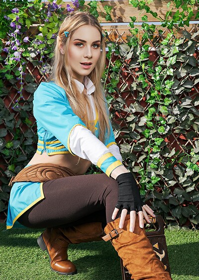 Alecia Fox in Zelda Breath Of The Wild from VR Cosplay X