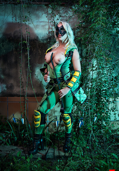 Victoria Summers in Green Arrow from VR Cosplay X