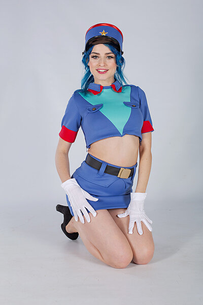 Beautiful cosplayer displays her marvelous curves and hairless crotch before hopping on her partner