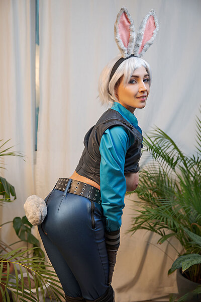 Siya Jey unveils her natural melons and takes care of a hard rod while cosplaying a character from Zootopia