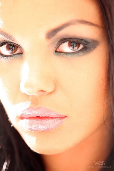 Simonka in To Face from Watch 4 Beauty