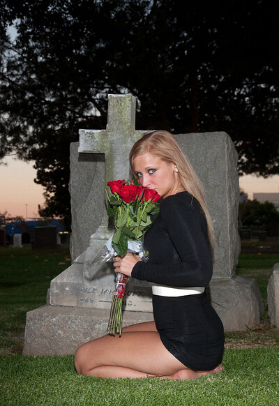 Alice Wonder in California Grave from Zishy