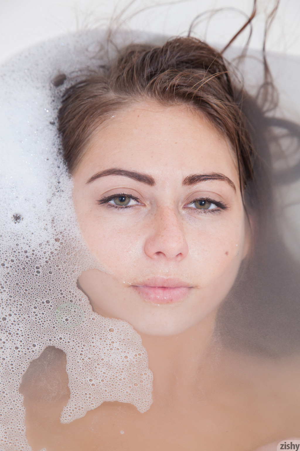 Isabel Carvajal in Zishy set Valentine Bath