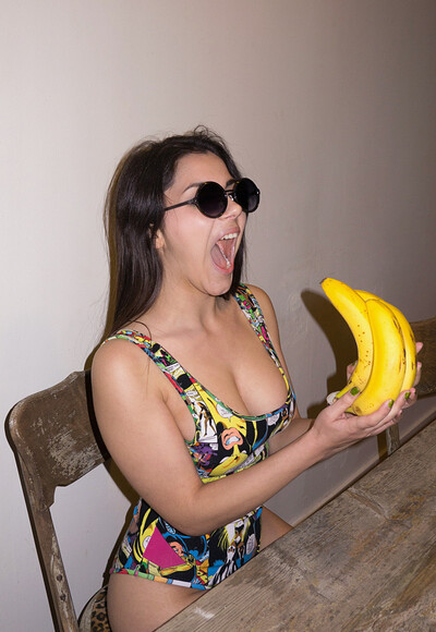 Valentina Nappi in Zishy set Going Bananas