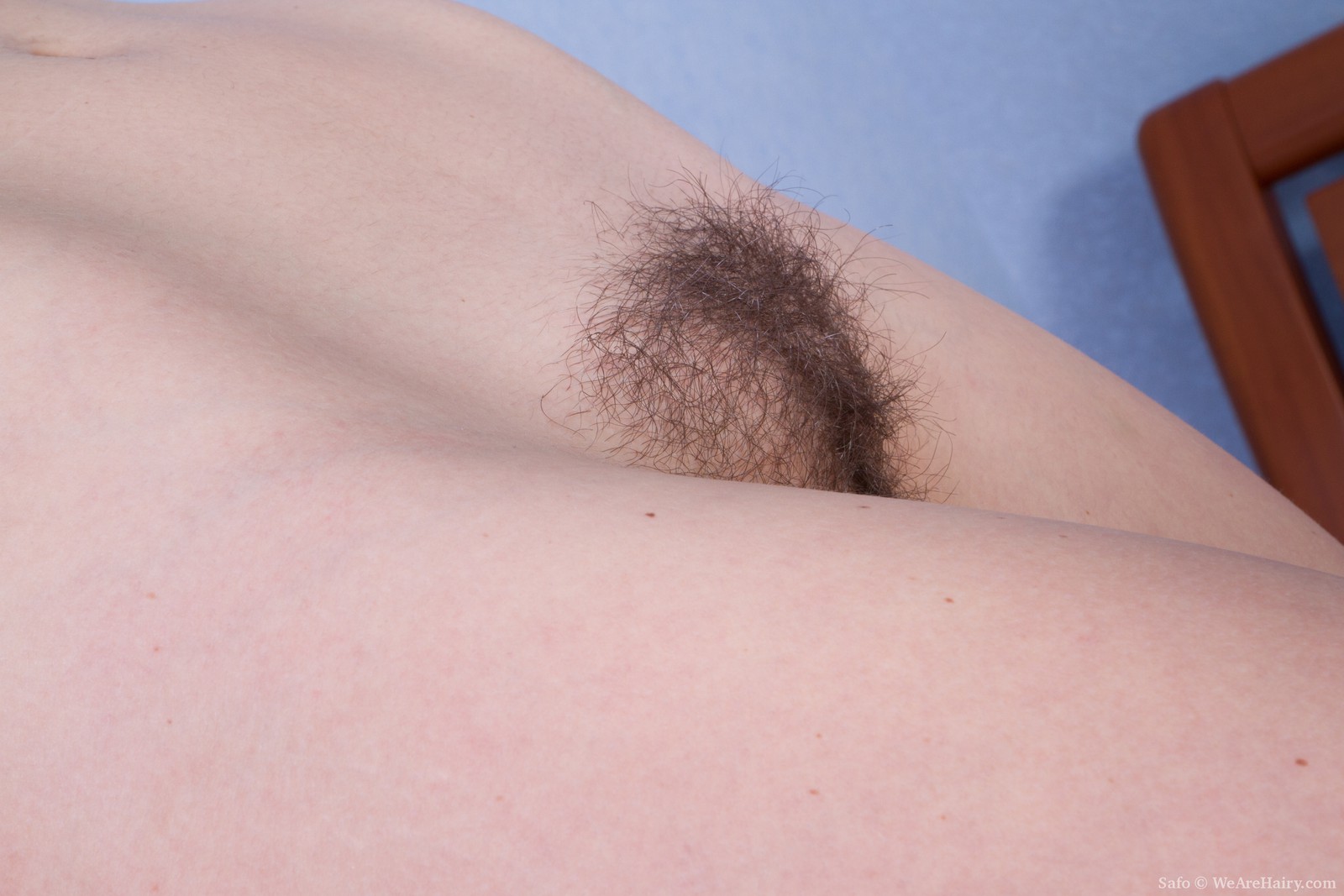 Safo in We Are Hairy set Safo looks striking in white