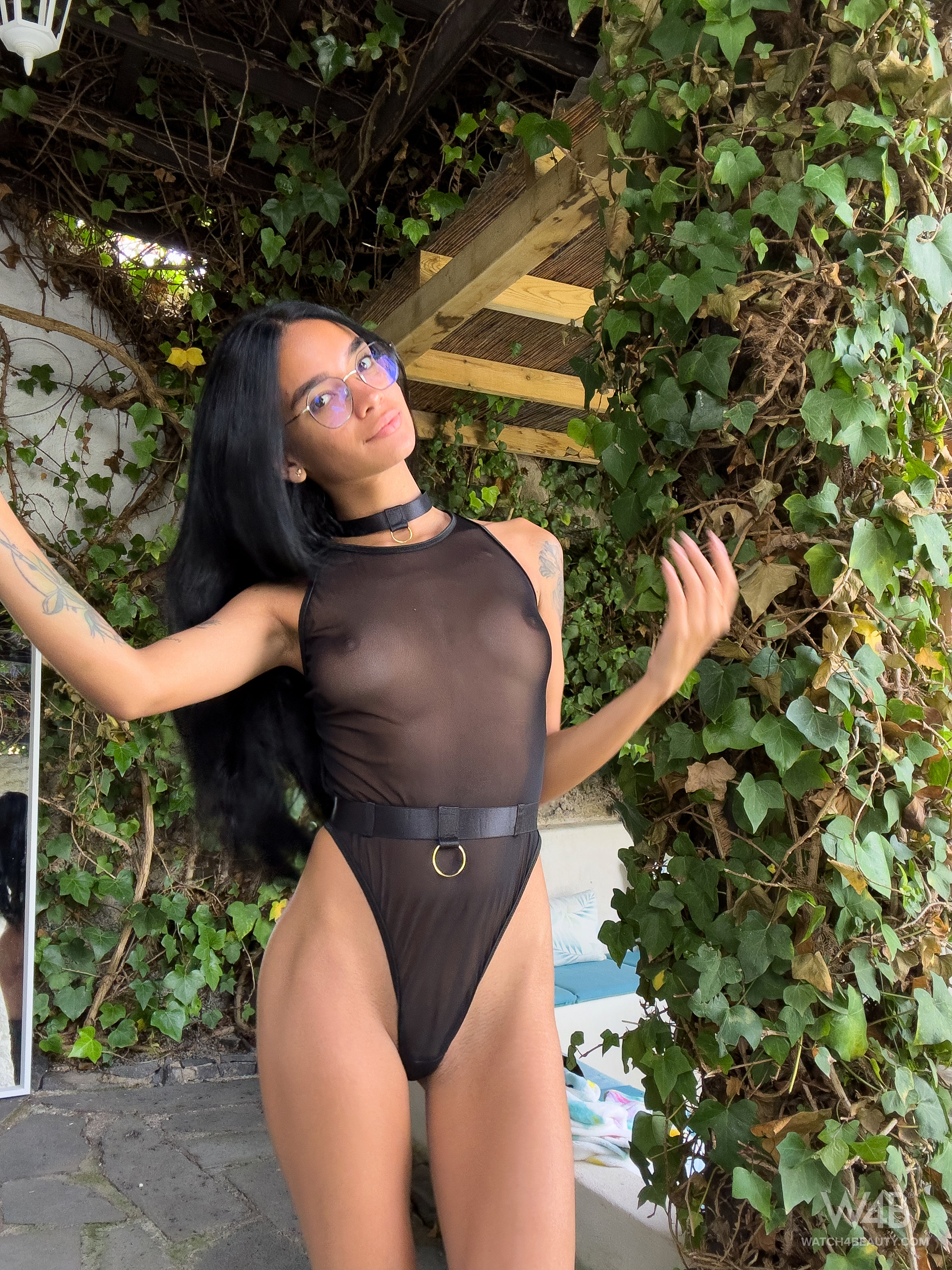 Dulce in Watch 4 Beauty set Dulce's Selfies