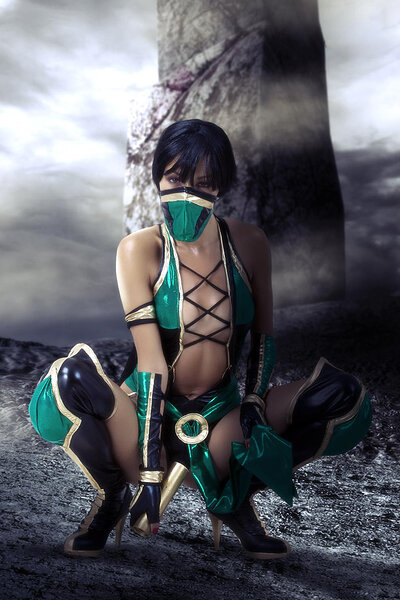 Brownie exhibits her sexy body in costume of Jade from Mortal Kombat before baring her torso and love holes