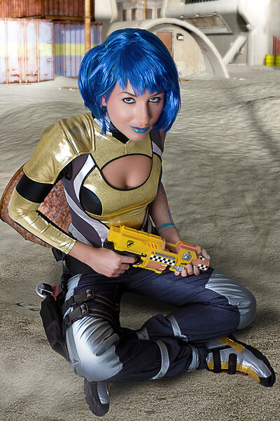 Blue haired hottie exposes her bumhole and coochie while cosplaying Maya from Borderlands 2