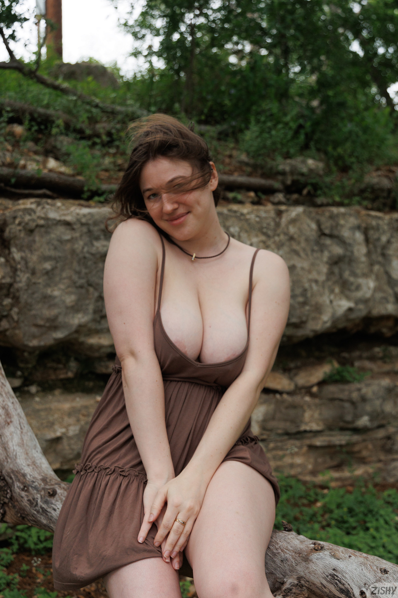 Riley Nixon in Zishy set Meets Joe Rogen