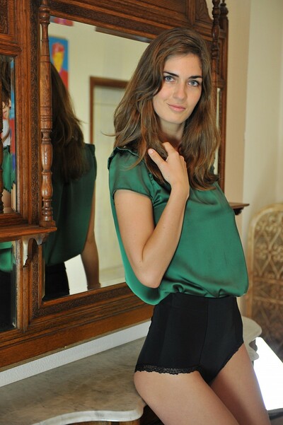 Charlotta in Girlfolio set Elegance