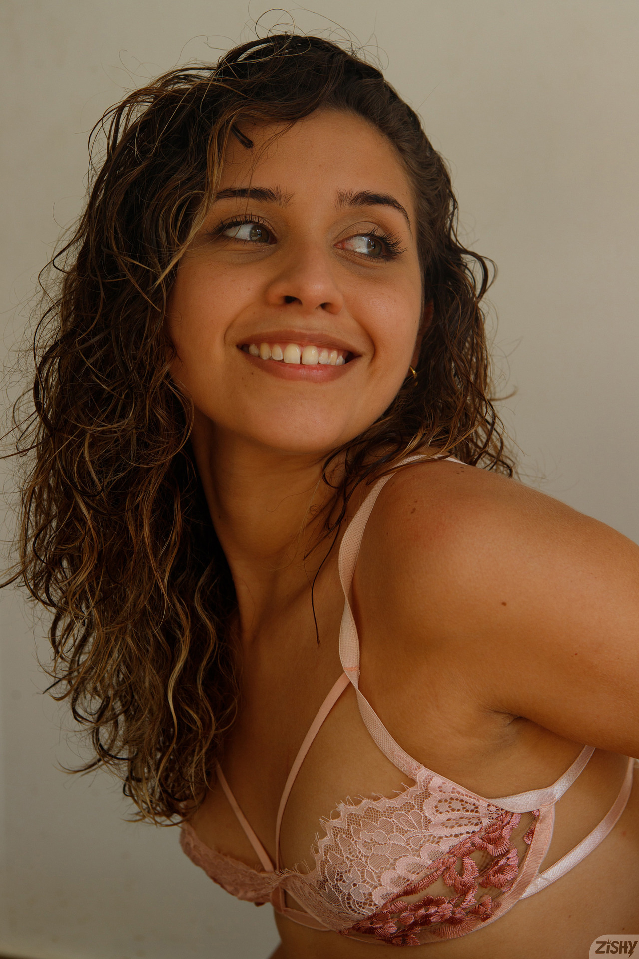Karoll Bolivar in Zishy set Colombian Kittens