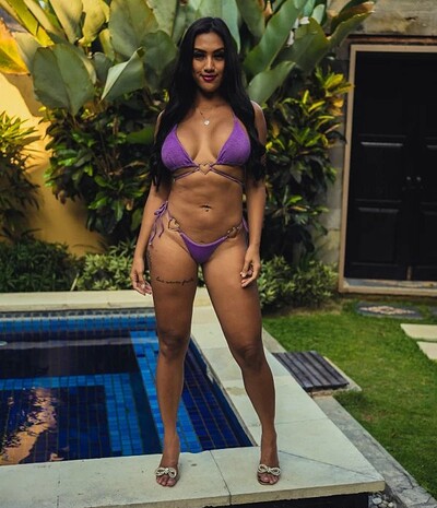 Chloe in Showing Them Curves from Sanktor