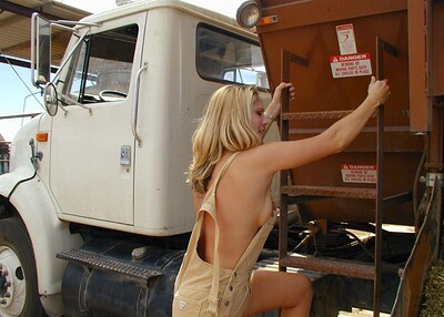 Amanda in Farm-Pics from Nubiles