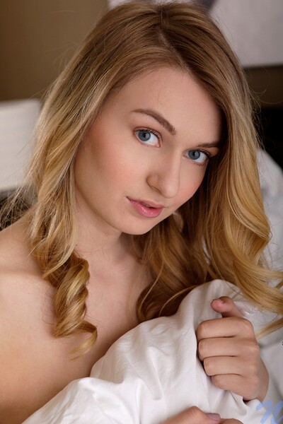 Natalia Starr in Nubiles set Sweet vibrations