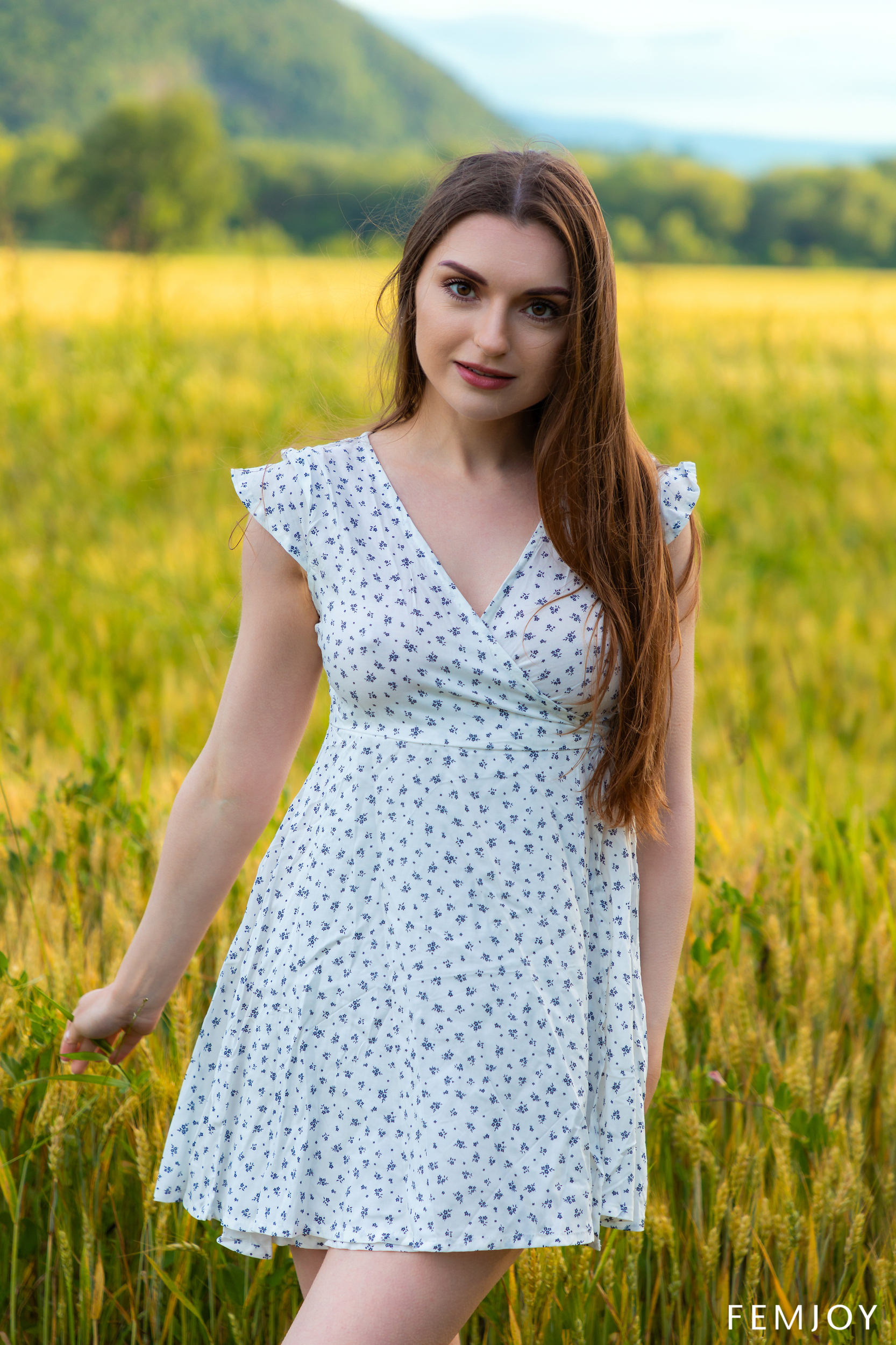 Julia K in Femjoy set In The Field