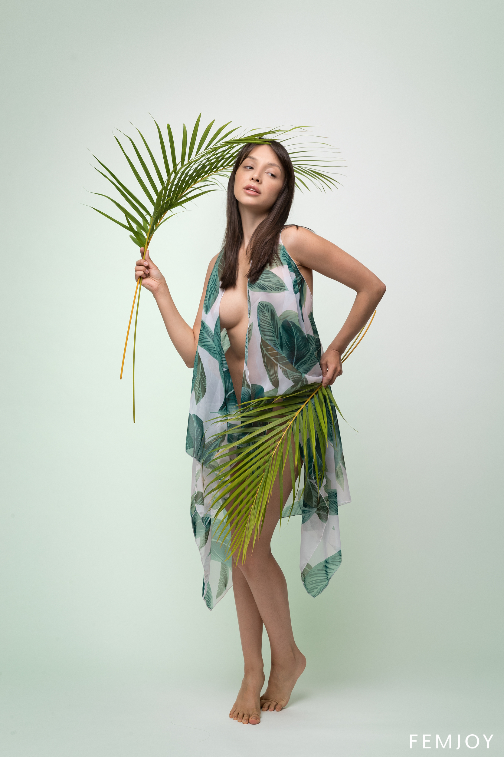 Olivia Linz in Femjoy set Palmwedel
