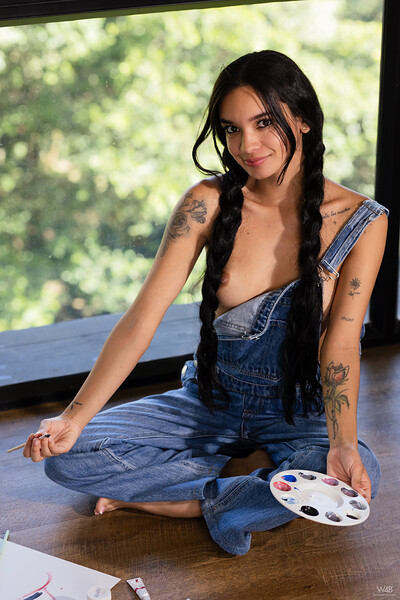 Dulce in Watch 4 Beauty set Sexy Artist