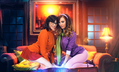 Dani Jensen and Stephanie West in Scooby Doo from VR Cosplay X