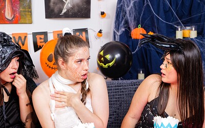 Nice Viki and Amelia Ost in Halloween from Club Sweethearts