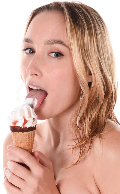 Kelly Collins in Istripper set Refreshing Time