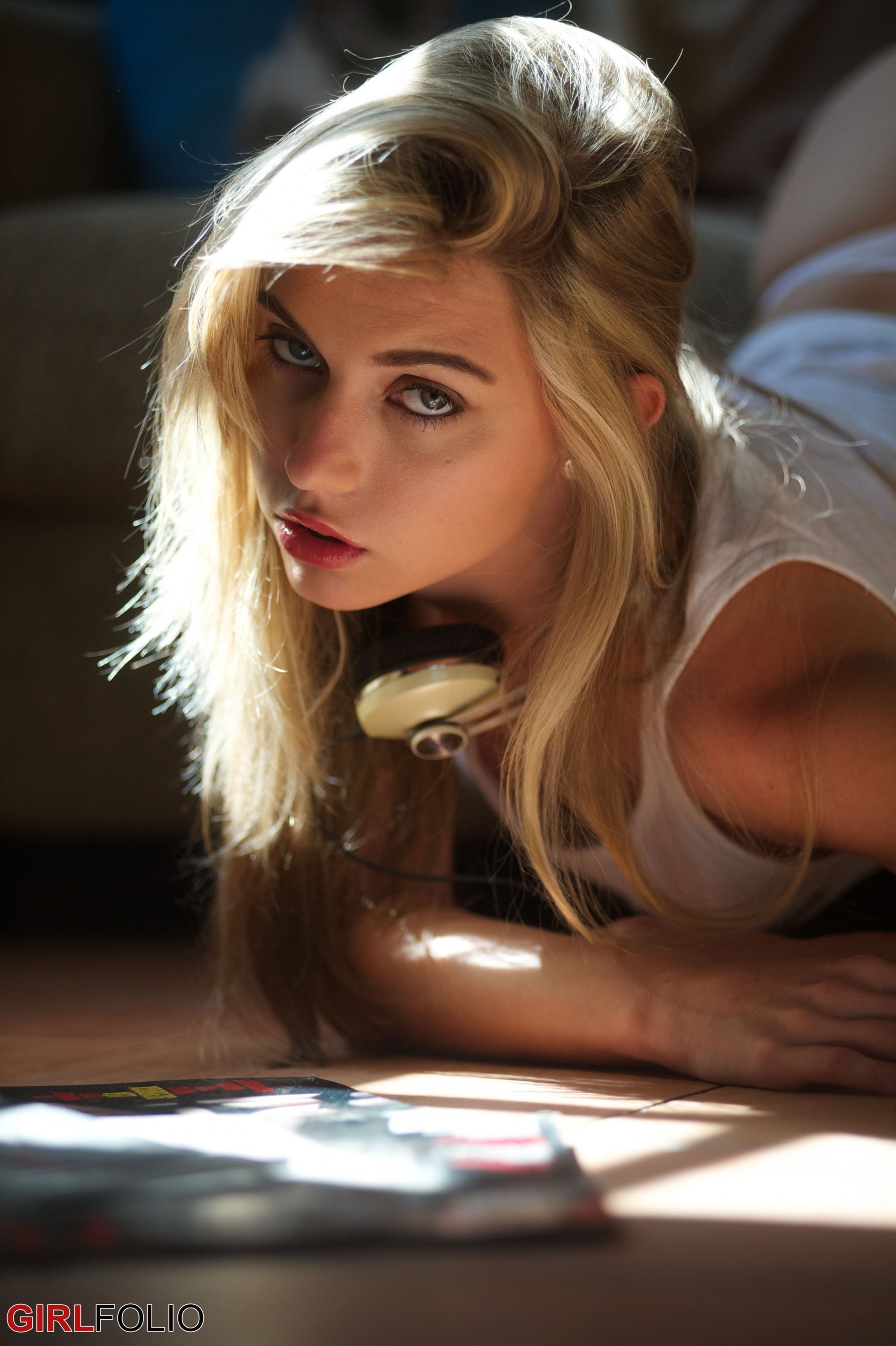 Chloe Toy in Girlfolio set Mood Music