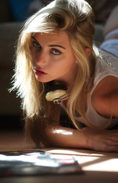 Chloe Toy in Girlfolio set Mood Music