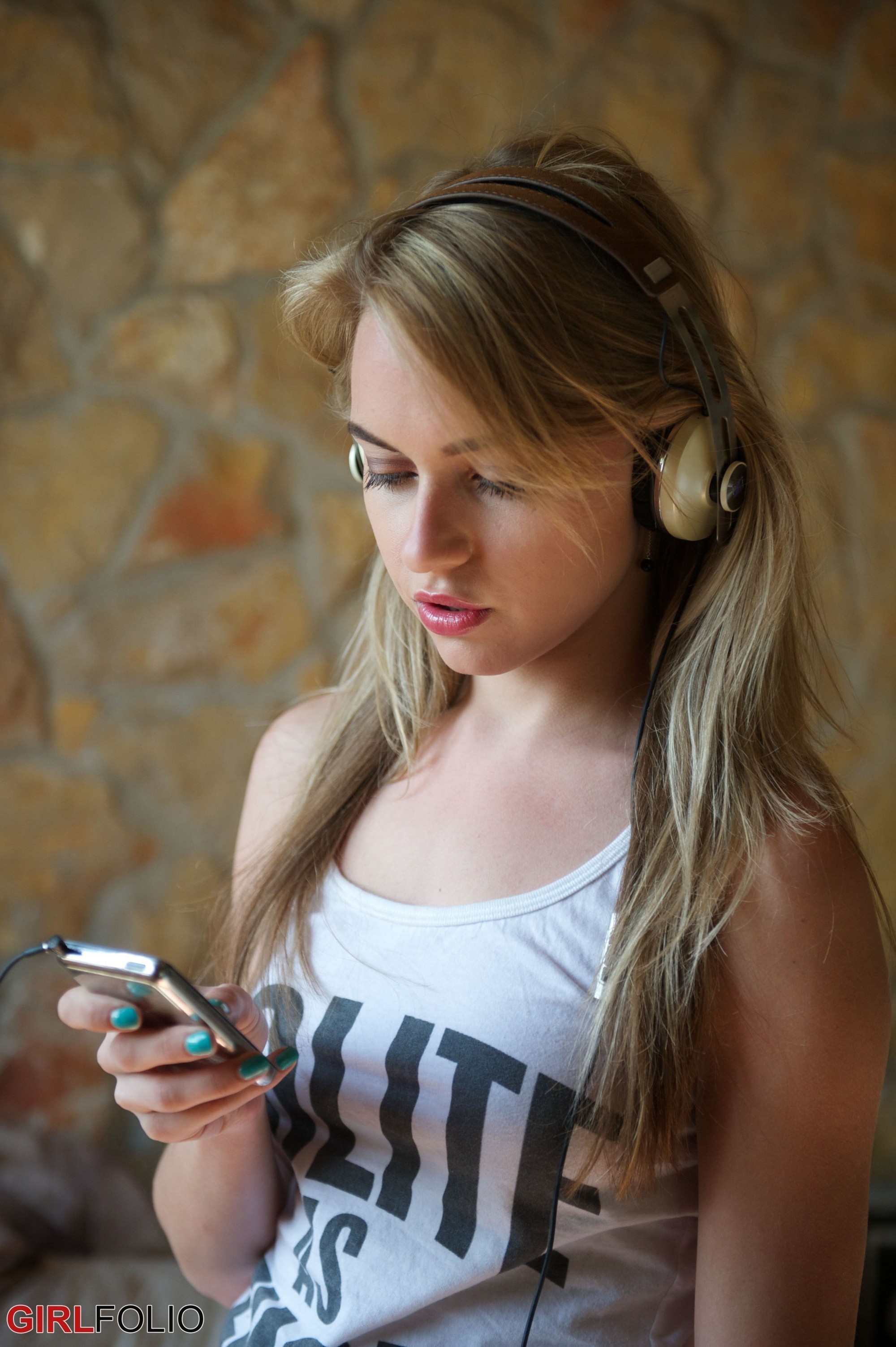 Chloe Toy in Girlfolio set Mood Music