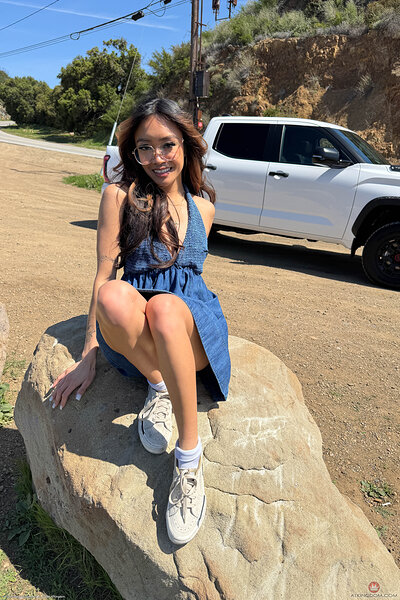 Taking Jade Kimiko on a date to Paradise Cove involves dining, strolling the shore, and continually pleasing your eyeballs with her nudity.