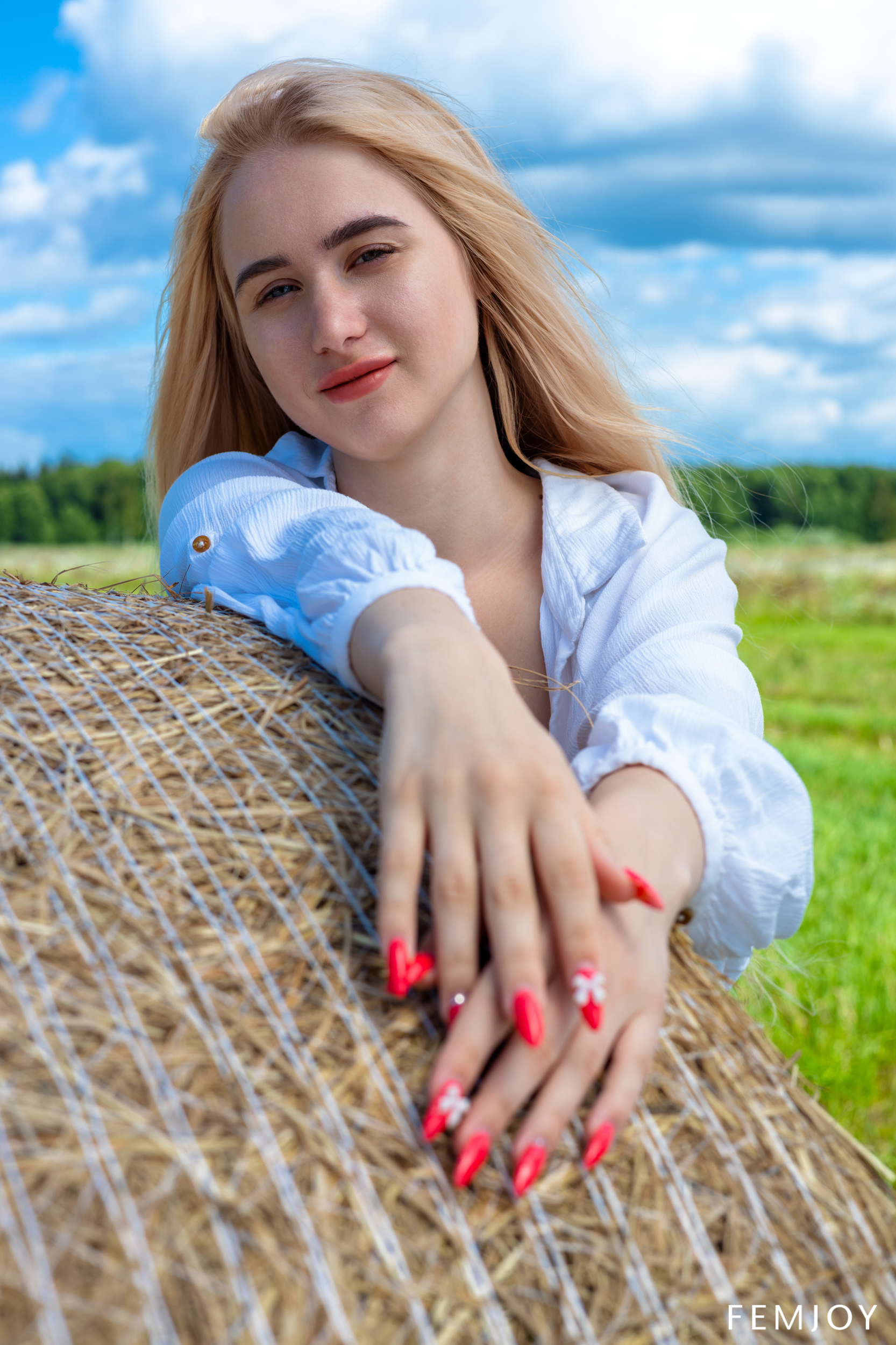 Melisa A in Femjoy set Haystack