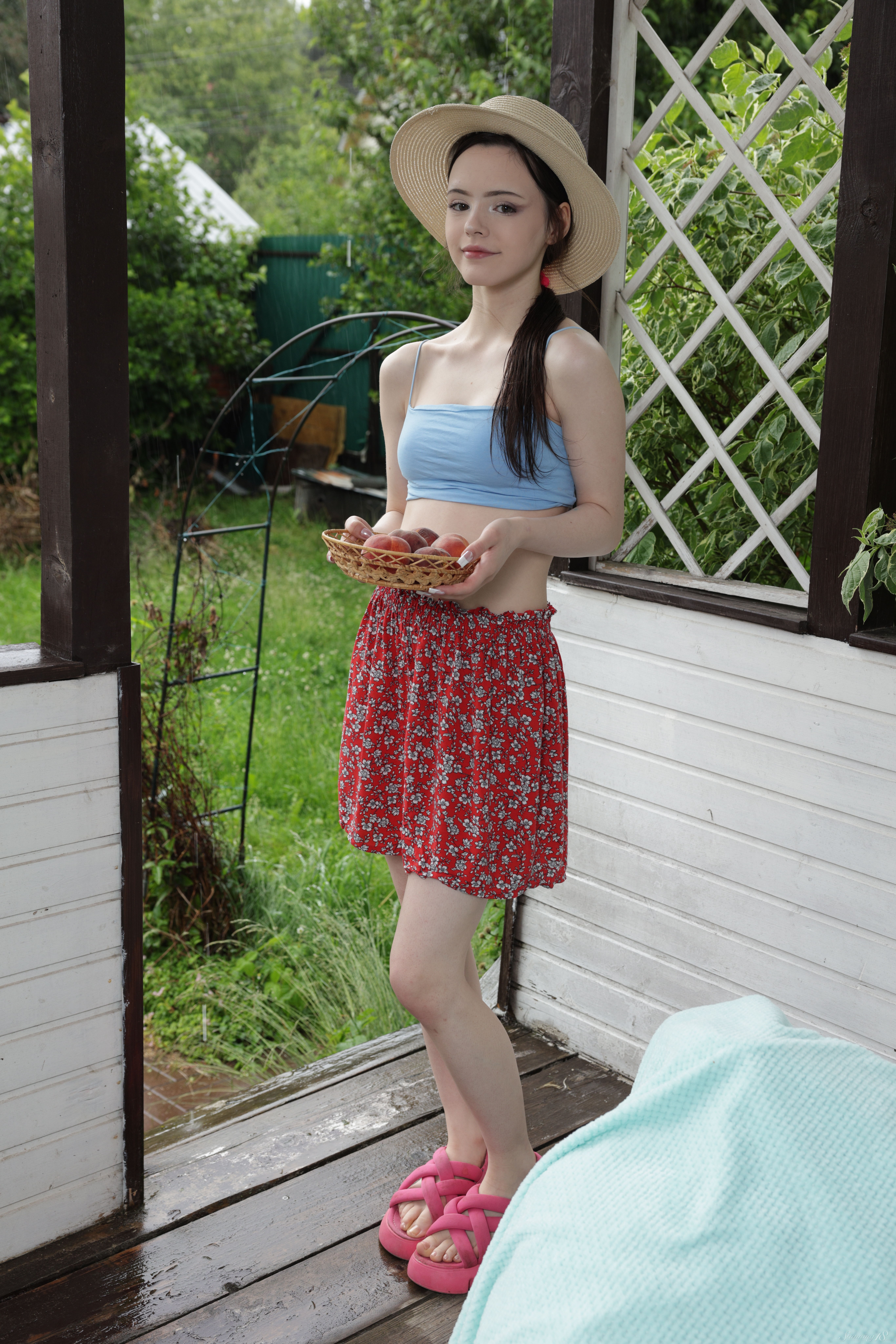 Dakota in Stunning 18 set Portrait with Peaches