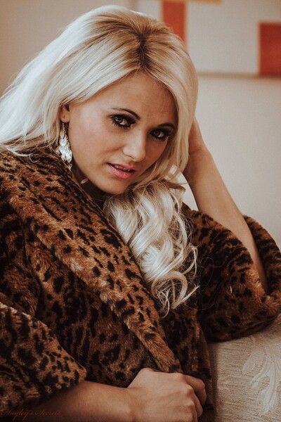 Emma Lou in Modern Chic from Hayleys Secrets