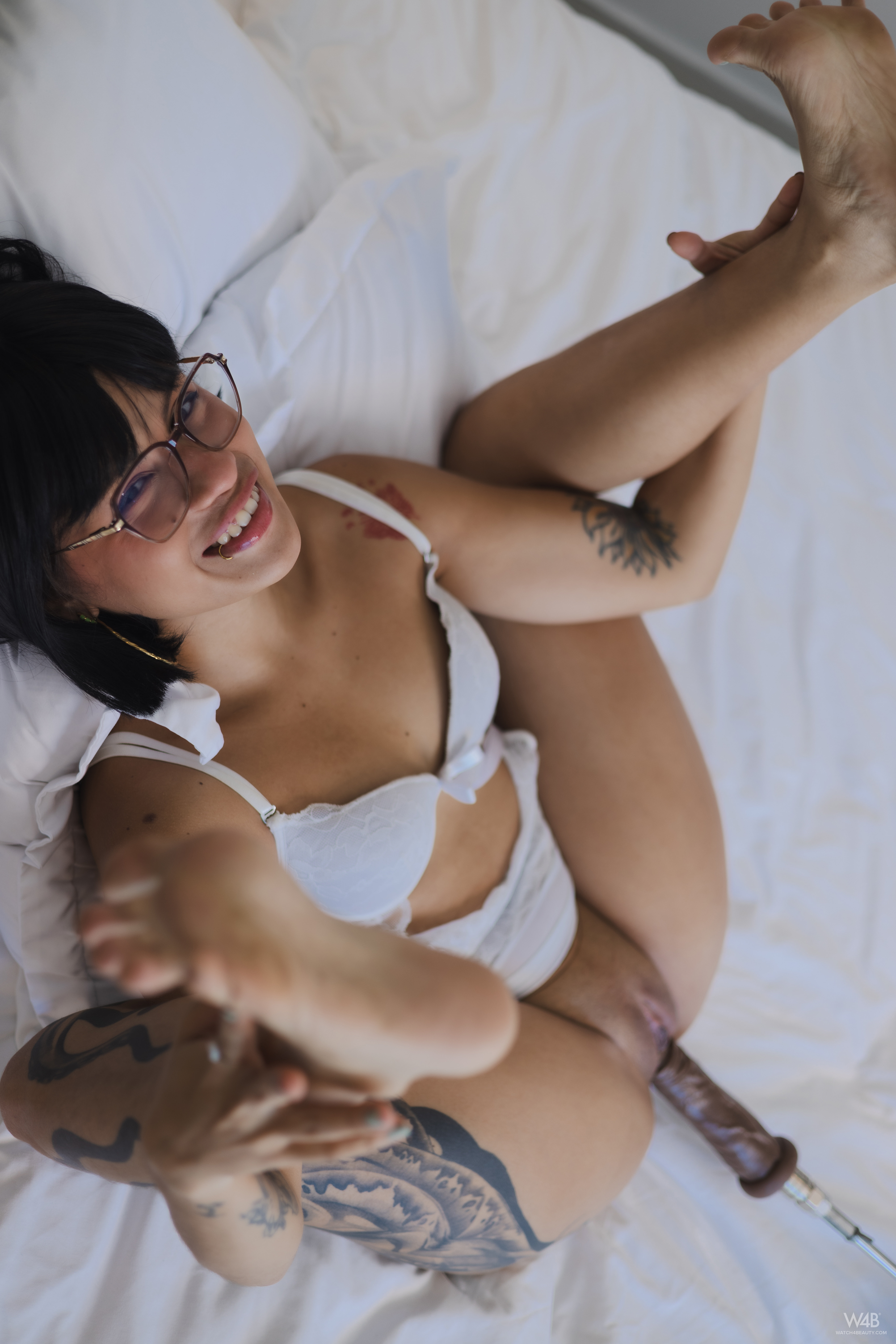 Lilith Baph in Watch 4 Beauty set Hi Boys