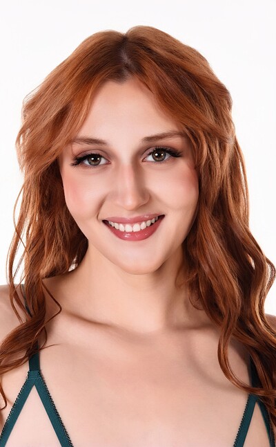 Lola Red in Emerald Beauty from Istripper