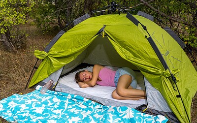 Robin Scherbatsky and Lana Rose in Camping sweethearts Robin and Lana from Club Sweethearts