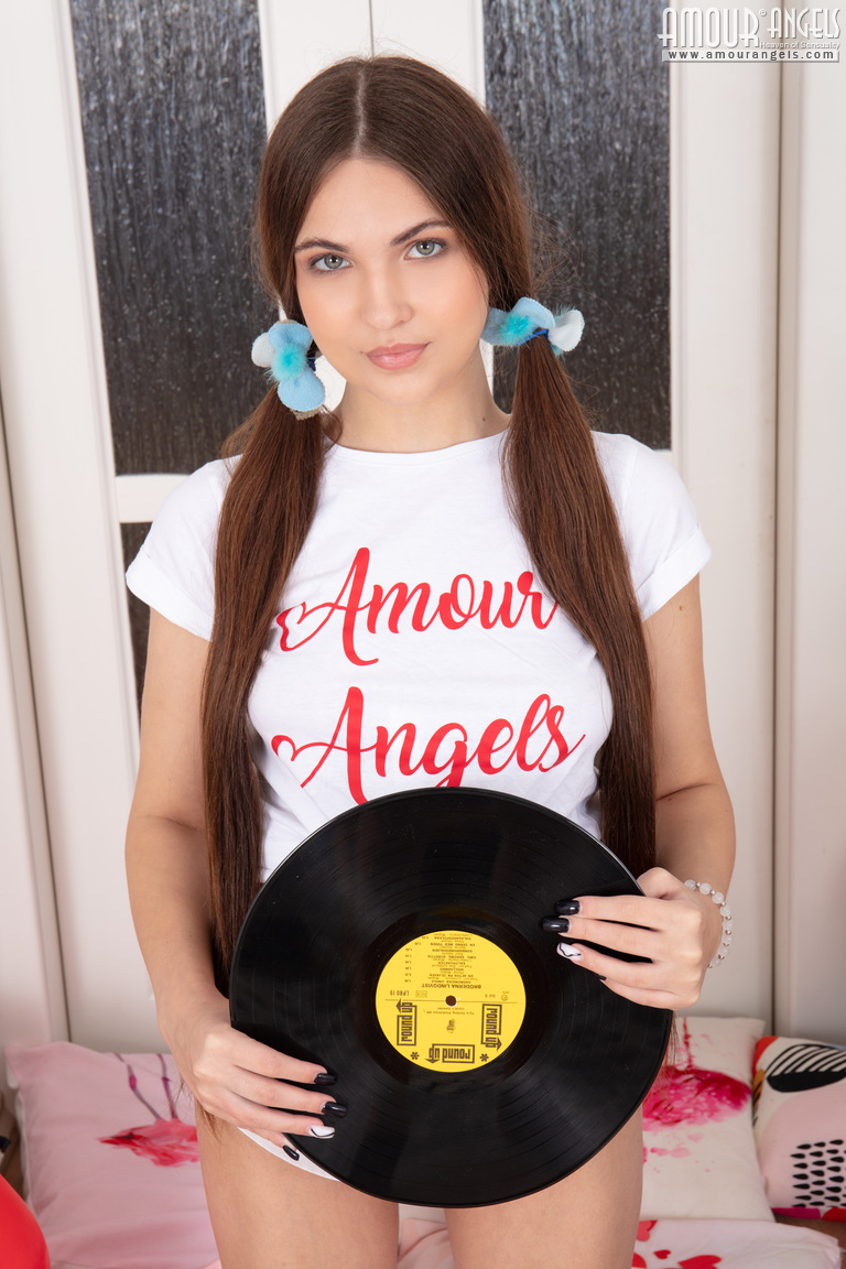 Syrena in Amour Angels set Music Fan