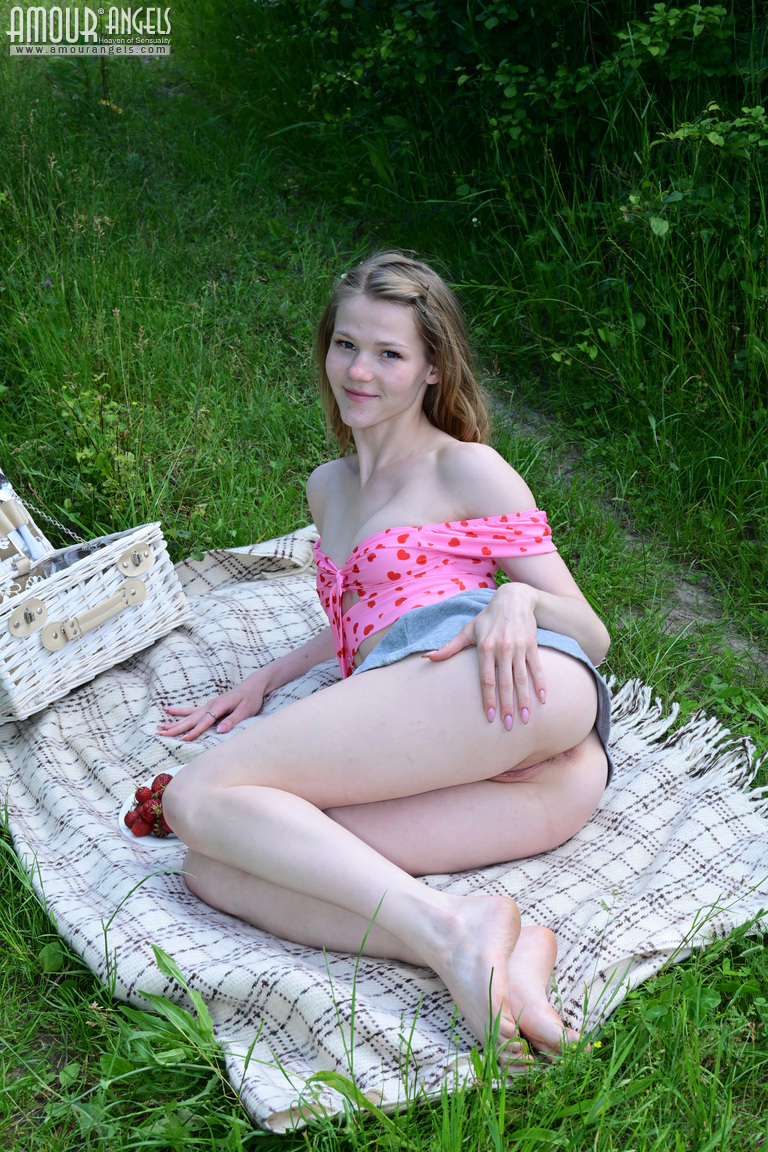 Valeria in Amour Angels set Meadow Muse