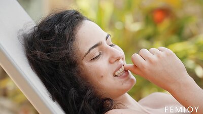 The gorgeous brunette dame gets so horny from the beautiful day that she reveals her stunning, feminine figure.