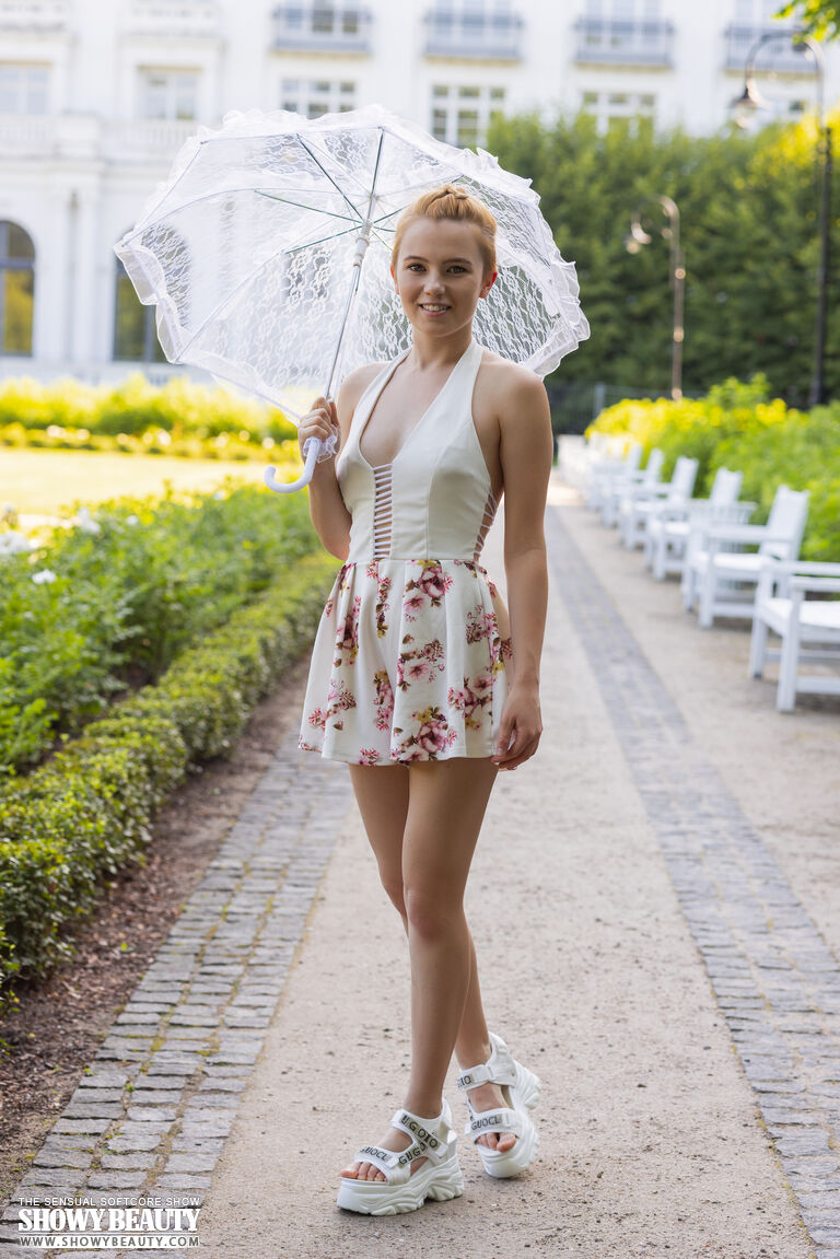 Avrora in Showy Beauty set Pleasant Walk