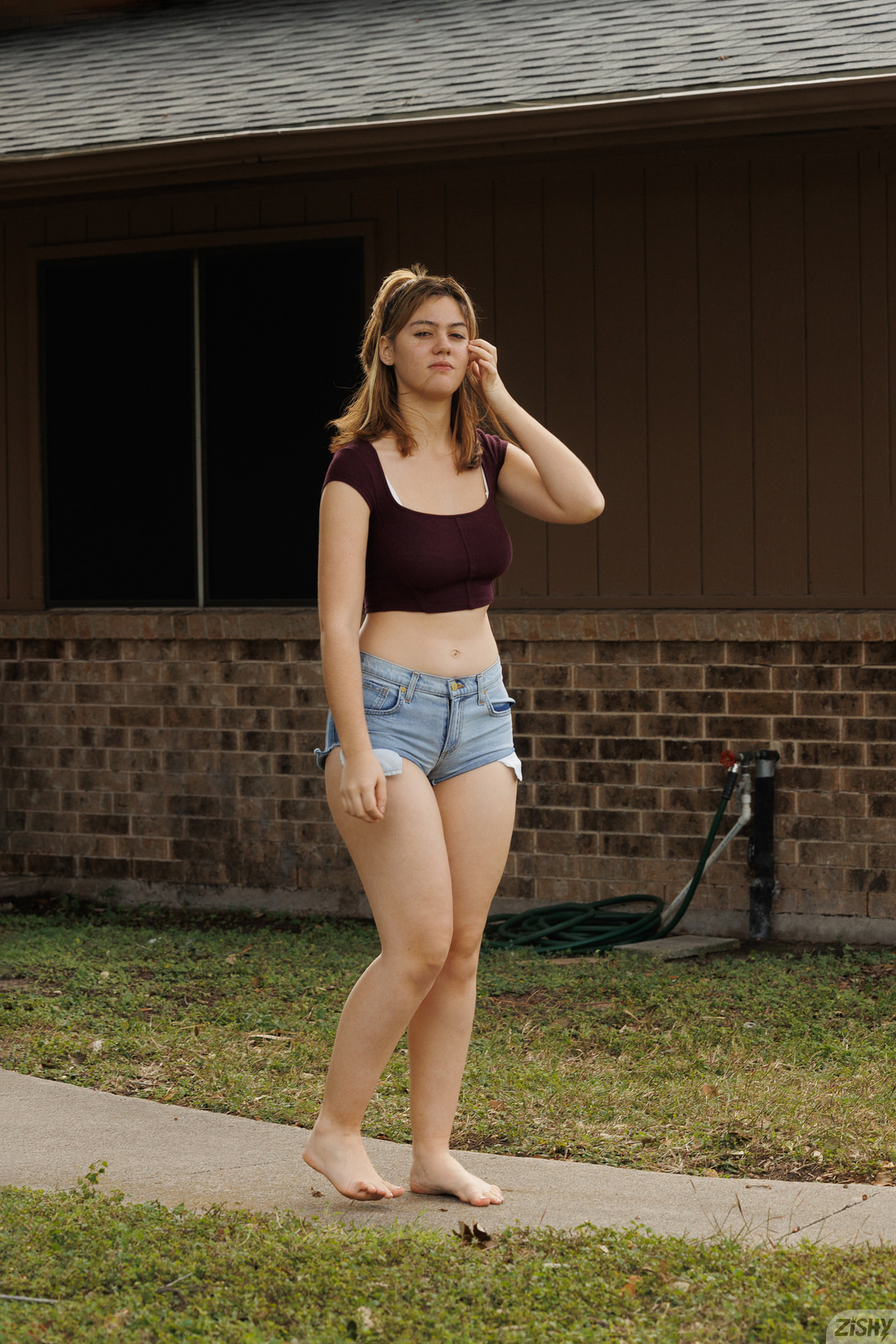 Ellie Nova in Zishy set Barefoot Cake 1