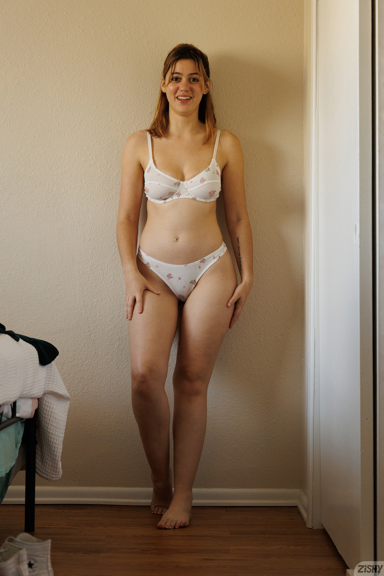 Ellie Nova in Zishy set Barefoot Cake 1