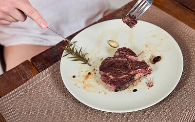 Anastaysha Bee in Steak & Blowjob Day from Club Sweethearts