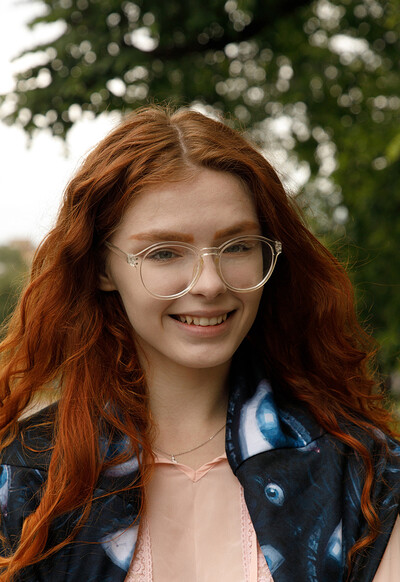 Kari Pitinova in Zishy set Spring Clean